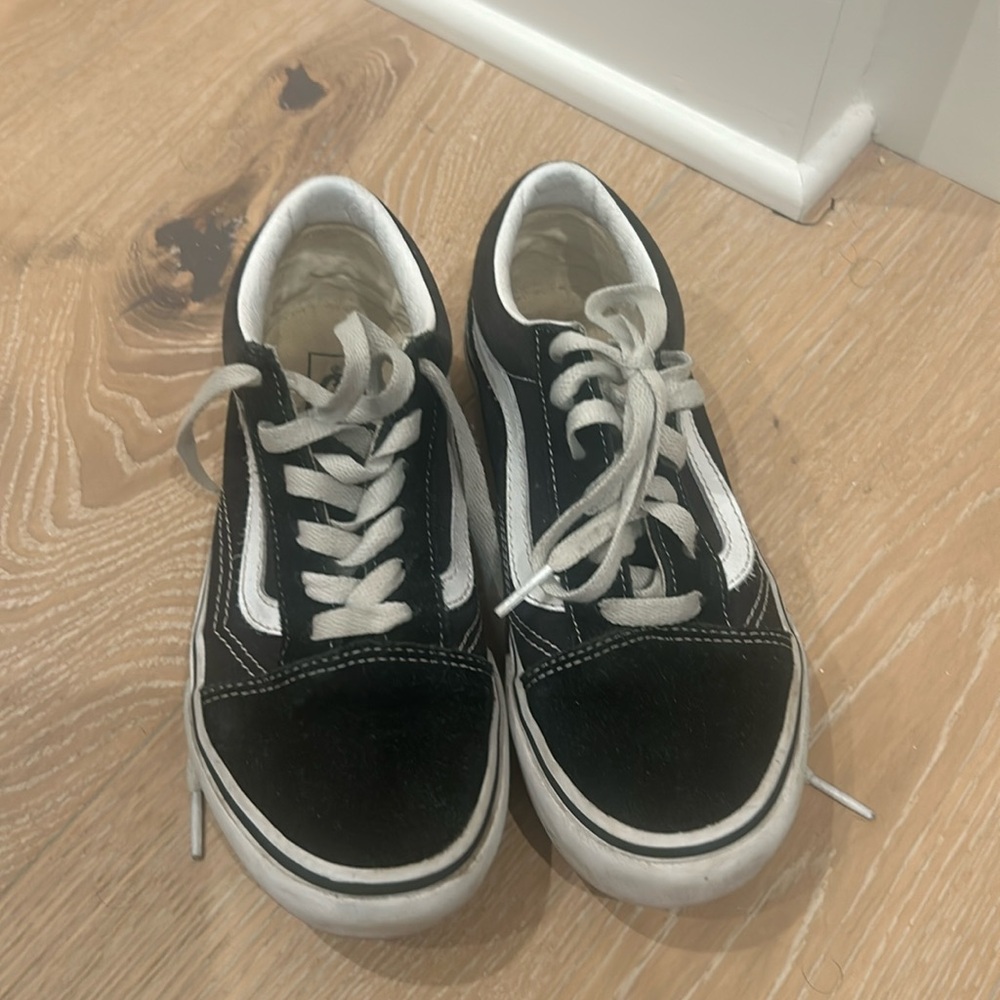 Vans Old Skool sneaker kids size 3 black with little platform in GUC